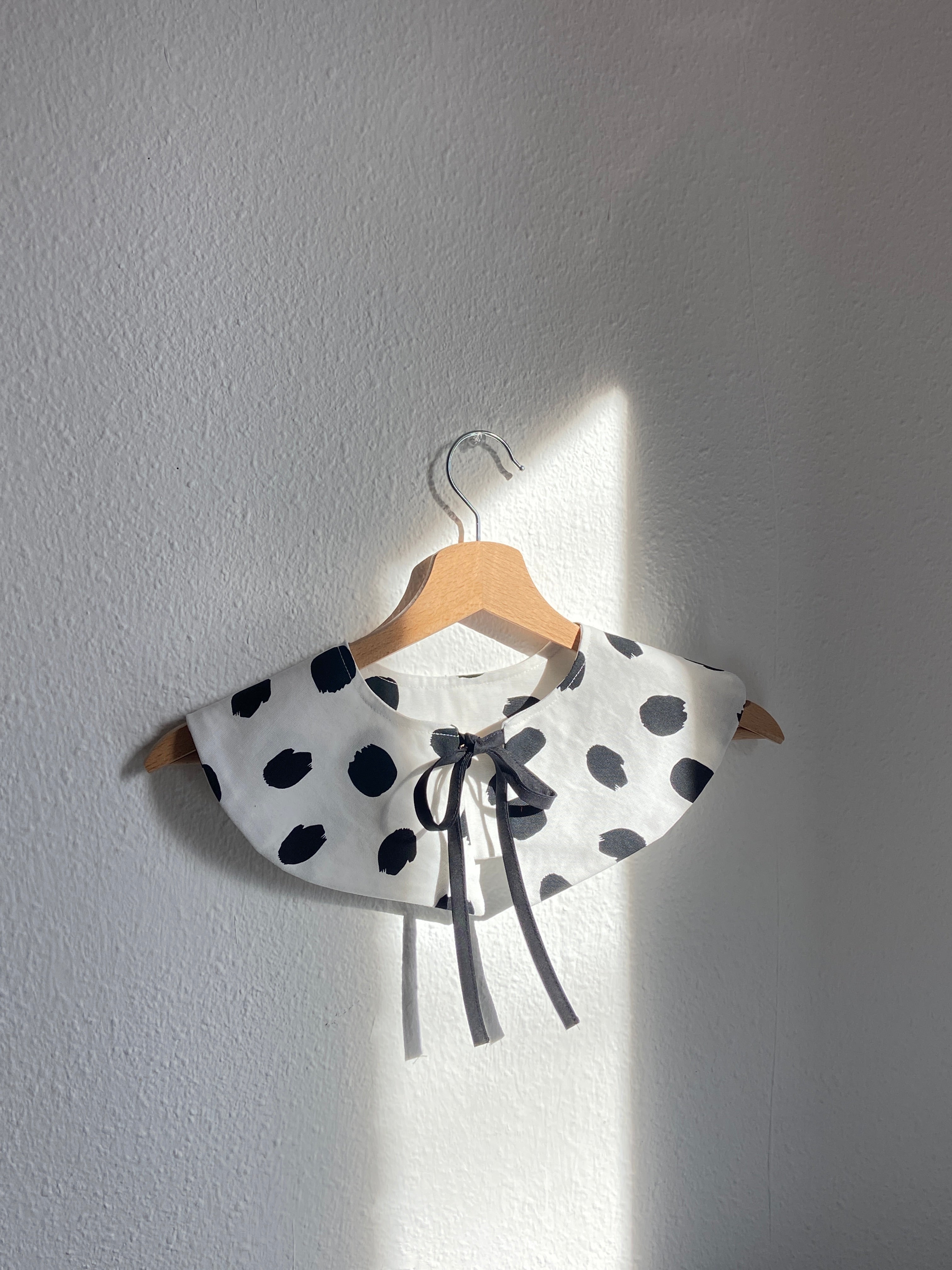 Le Col Amovible À Pois