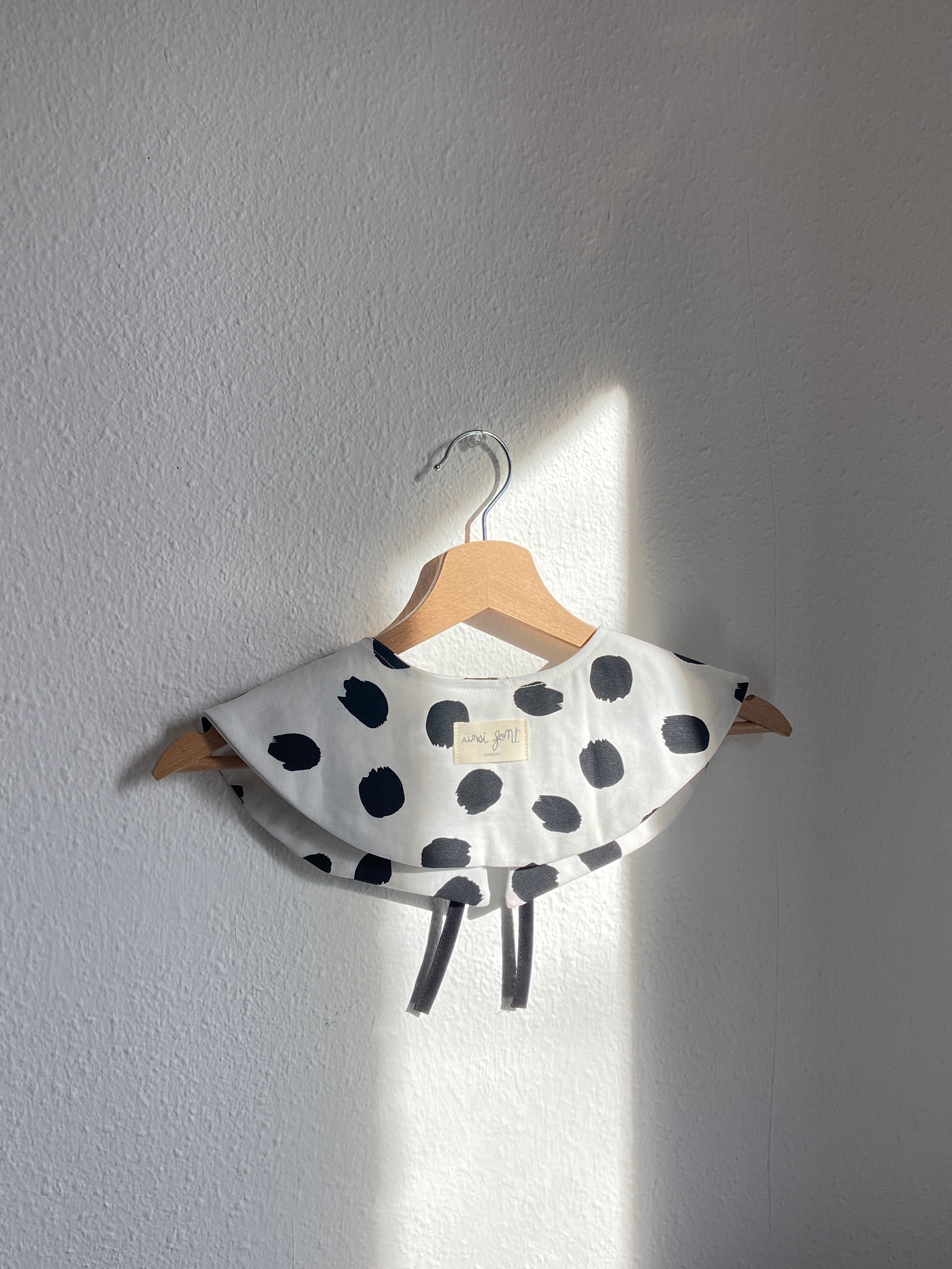 Le Col Amovible À Pois